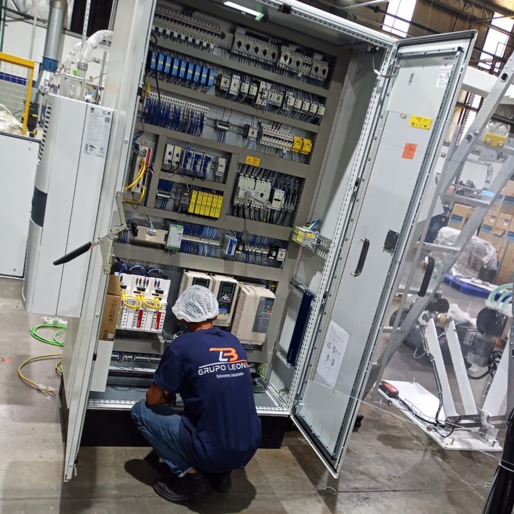 Hombre trabajando con circuitos eléctricos.