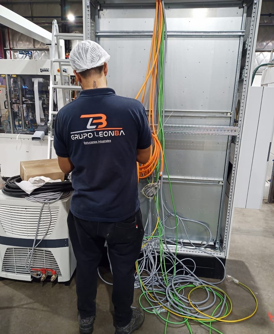 Trabajador ordenando cables.