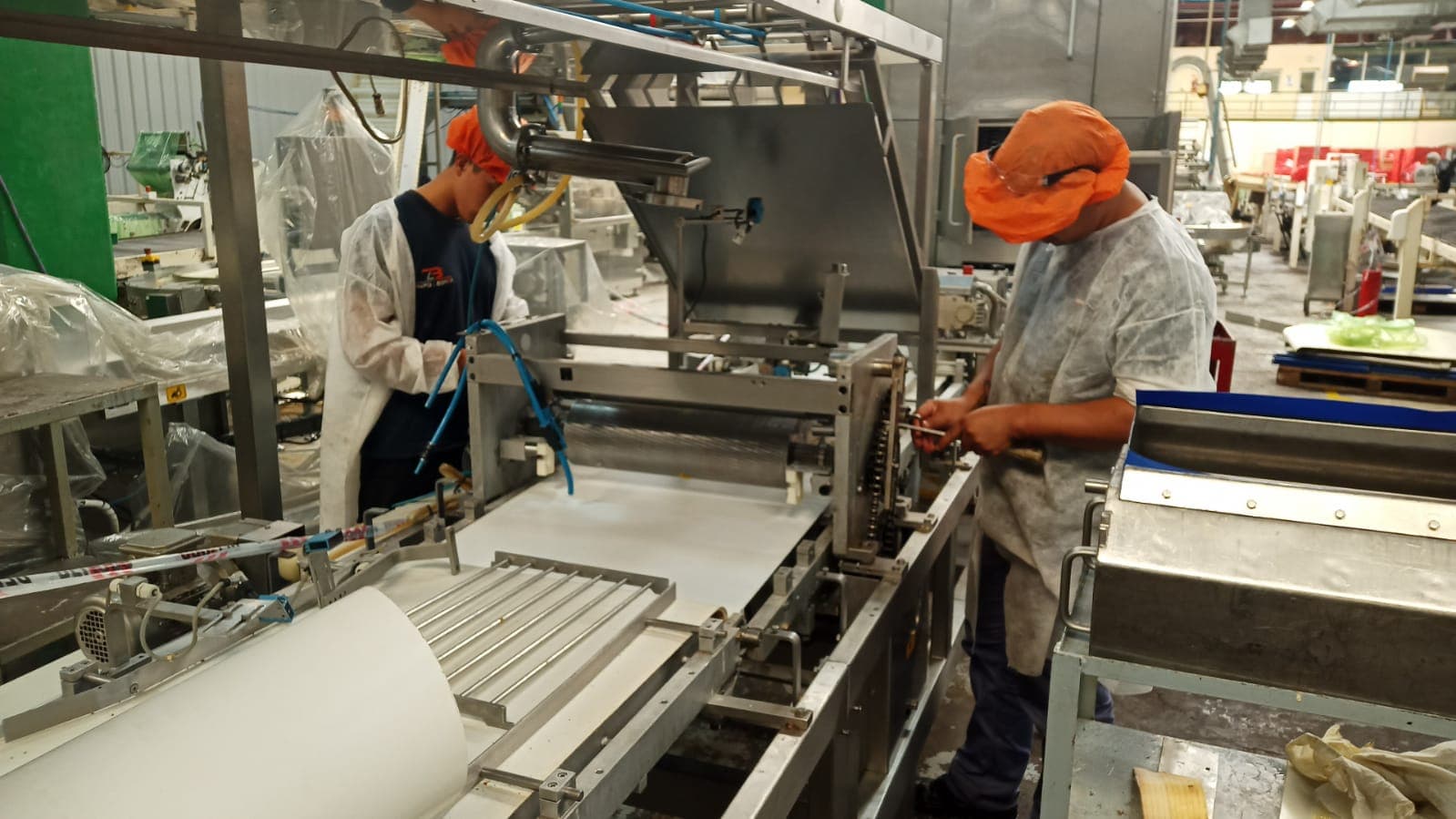Operarios reparando una máquina